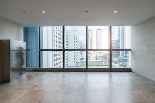 Hall de entrada y baldosas vacías, espacio interior