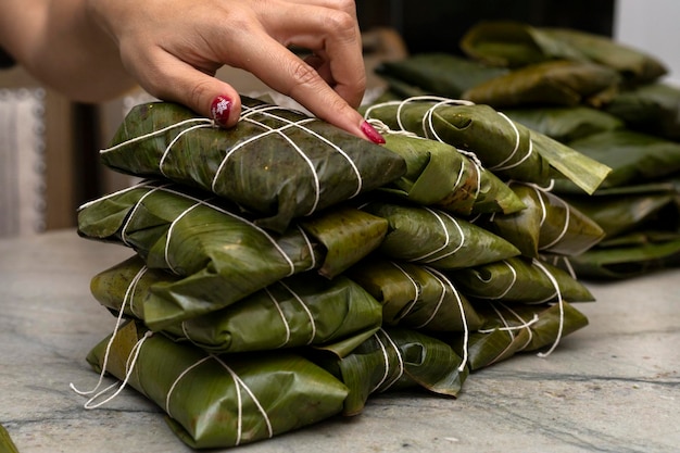 Foto hallaca oder tamale in bananenblatt gewickelt traditionelles essen