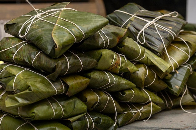 Foto hallaca oder tamale in bananenblatt gewickelt traditionelles essen