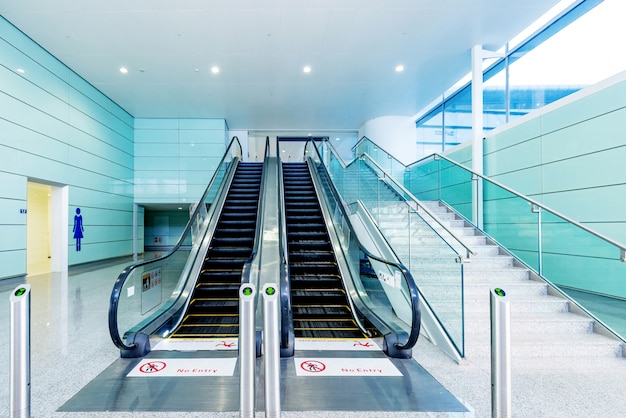 Halle und Rolltreppen