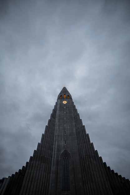 Hallgrimskirkja, catedral de reykjavik em um dia nublado, islândia.