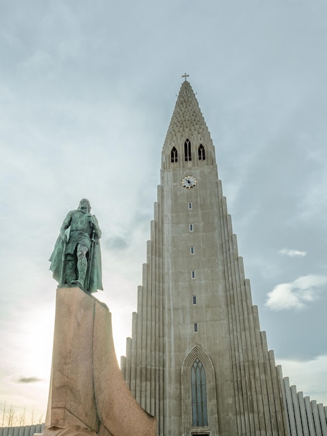 Hallgrimskirkja-Kirche der berühmteste Marksteinplatz unter bewölktem Morgenhimmel Reykjavik in Island