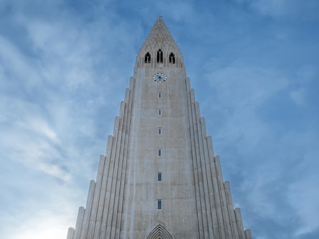 Hallgrimskirkja-Kirche der berühmteste Marksteinplatz unter bewölktem Morgenhimmel Reykjavik in Island