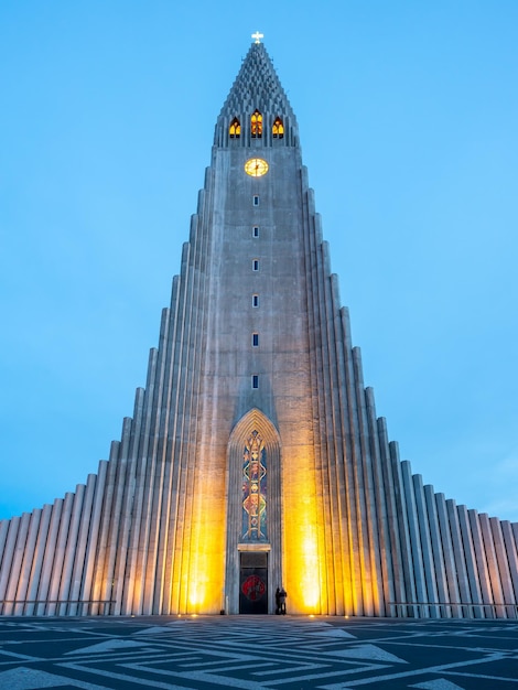 Hallgrimskirkja-Kirche die bekannteste Kirche in Island unter dämmerungsblauem Himmel in der isländischen Hauptstadt Reykjavik