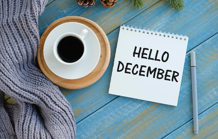 Foto hallo dezember-text auf einem notizblock und einem laptop, bürowerkzeuge. geschäft, finanzkonzept. ferntraining. kaffeepause, ideen, notizen, ziele oder das schreiben eines plans, einladungskonzept. ansicht von oben, flach.