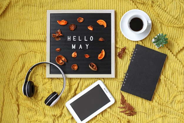 Hallo Mai geschrieben auf der Brieftafel mit Multimedia-Zubehör und Kaffee-Flat-Lay-Konzept