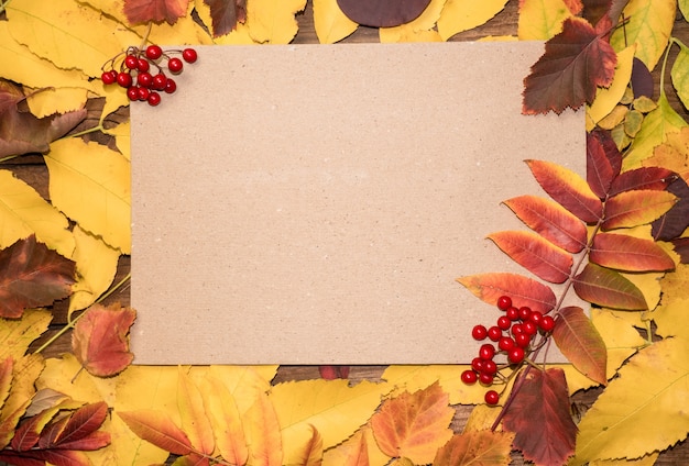 Hallo Oktober Herbstzusammensetzung Draufsicht auf leuchtend bunte Blätter des Herbstes mit einem Blatt Papier