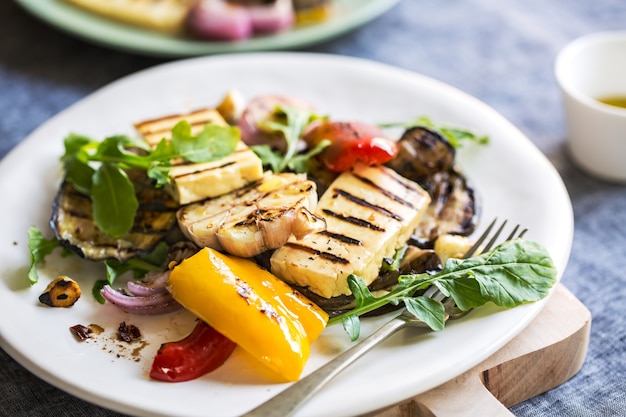 Halloumi grelhado com beringela, pimenta alho e salada de rúcula