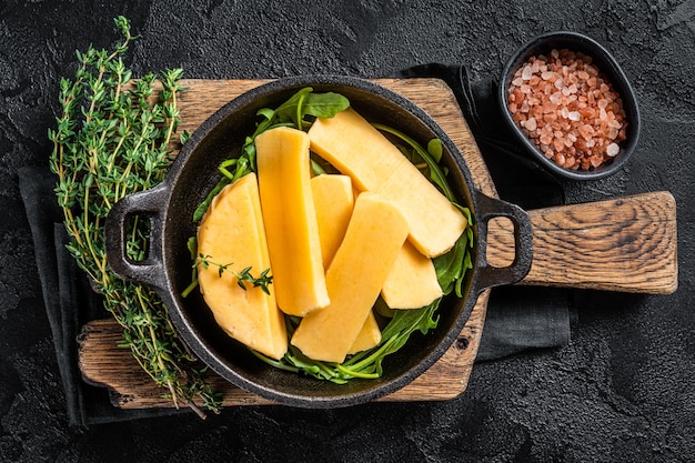 Halloumi-Käse in Pfanne bereit zum Grillen Schwarzer Hintergrund Ansicht von oben