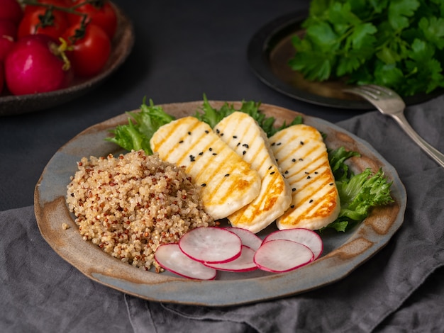 Foto halloumi, queijo grelhado com quinoa, salada, rabanete.