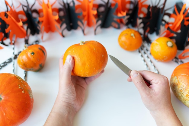 Halloween 31 de octubre El proceso paso a paso de tallar una calabaza Vista desde arriba