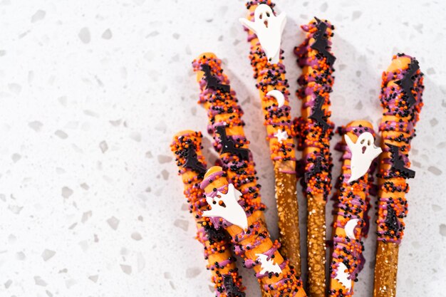 Halloween-Brezelstangen mit Schokoladenüberzug