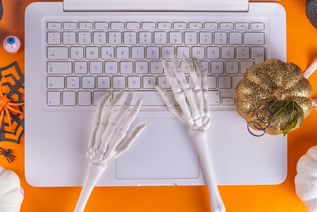 Halloween-Büro-Laptop-Hintergrund