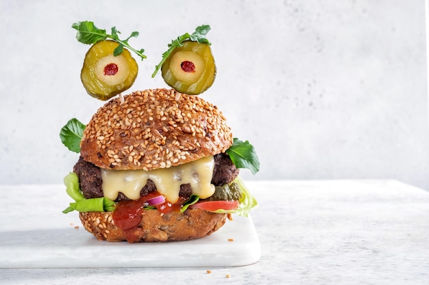 Halloween-Burger in Form eines gruseligen Monsters