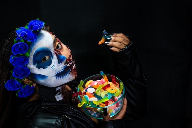 Halloween Catrina Zombie Comiendo dulces de colores Disfraz y maquillaje de Halloween