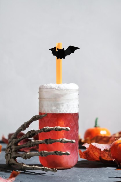 Foto halloween-cocktail mit kaltem schaum