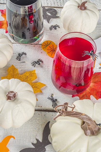 Halloween Cocktails auf dem Tisch