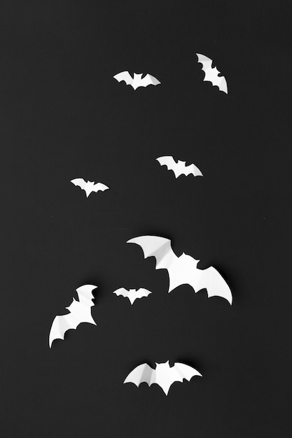 Halloween y concepto de decoración - murciélagos de papel volando