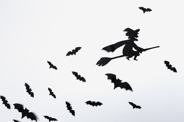 Halloween y concepto de decoración - murciélagos de papel volando