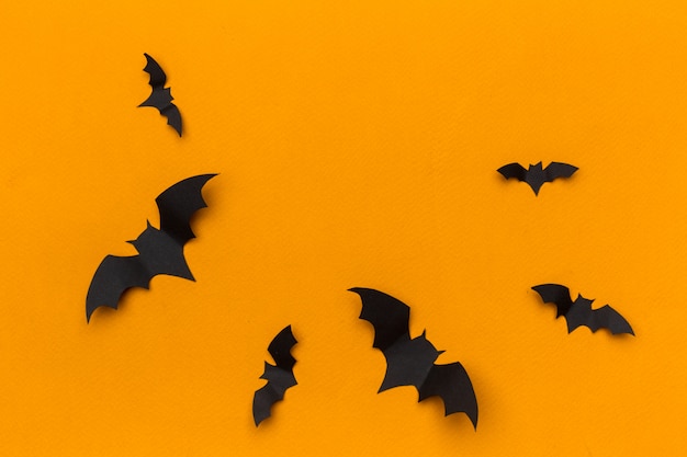 Halloween y concepto de decoración - murciélagos de papel volando