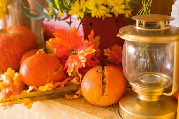 Halloween, concepto de vacaciones - jack-o-lantern o calabaza tallada, velas y decoración de otoño