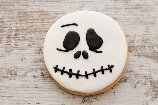 Halloween-Cookie mit Schädelform