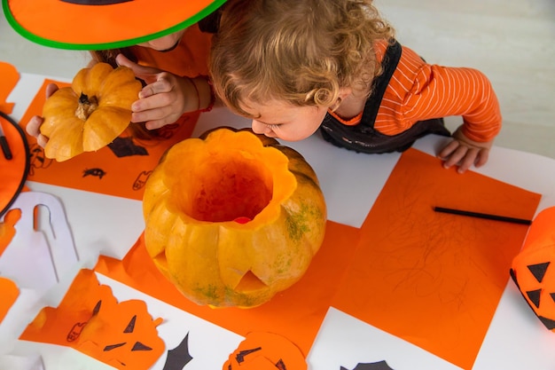 Halloween crianças em casa férias alegria Foco seletivo Crianças