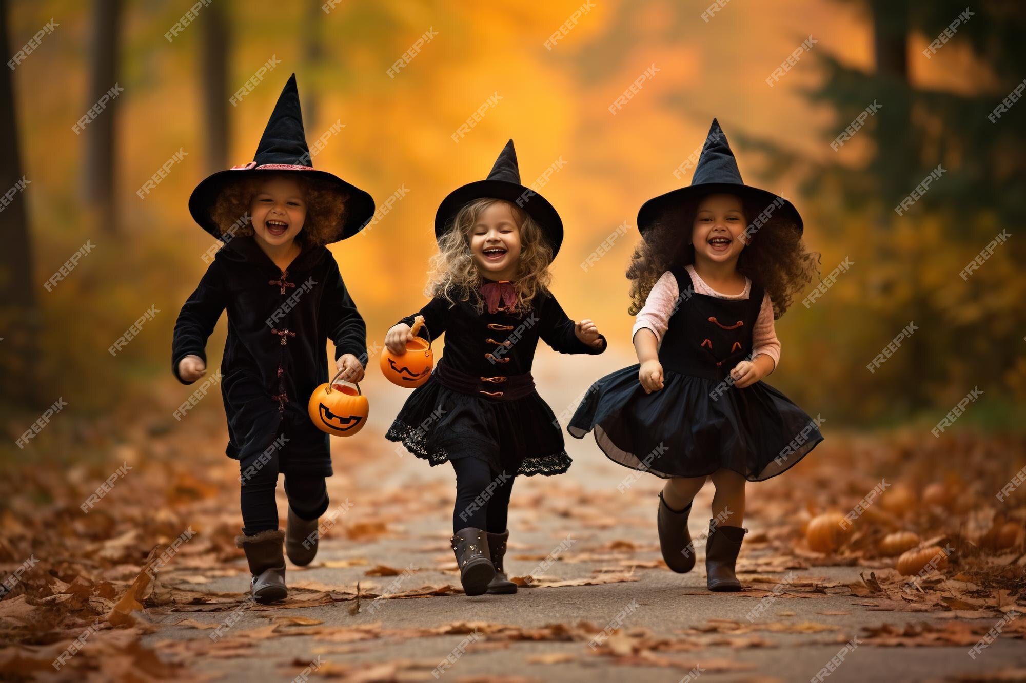 Crianças Na América Celebram O Dia Das Bruxas Engraçado Grupo De Amigos  Crianças Numa Fantasia De Halloween Na Festa De Halloween Foto de Stock -  Imagem de bonito, livro: 161170756