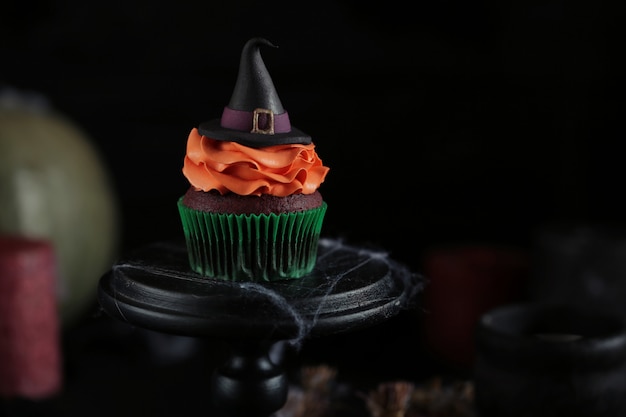 Foto halloween cupcake mit hexenhut