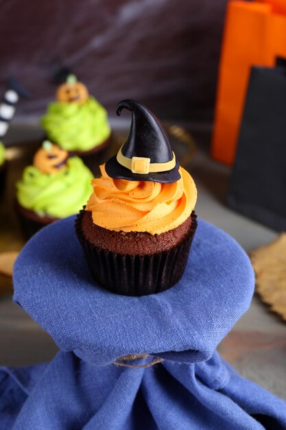 Halloween Cupcakes auf dem Tisch