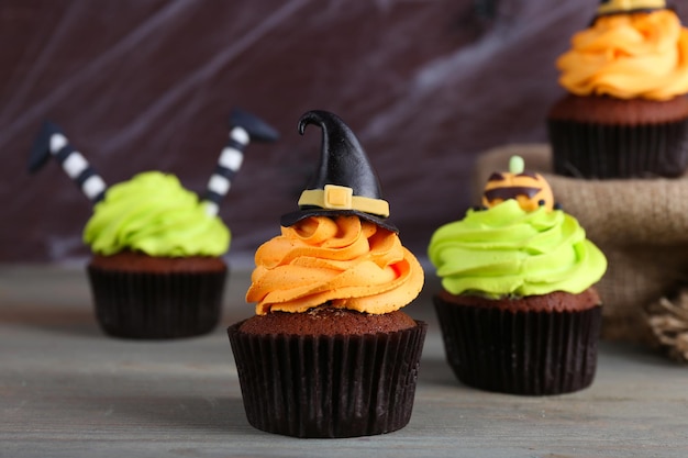 Halloween Cupcakes und Dekoration auf dem Tisch