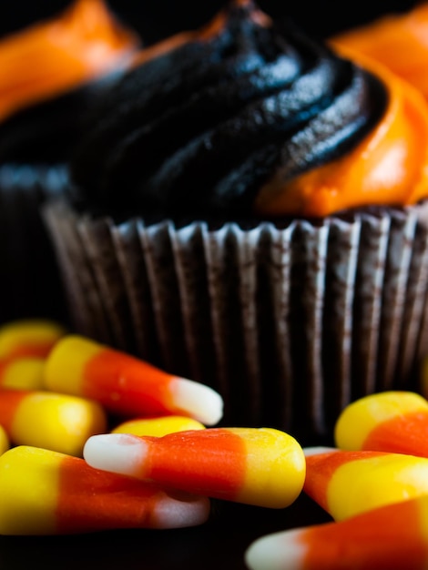 Halloween-Cupcakes verziert mit schwarz-orange gewirbeltem Zuckerguss.