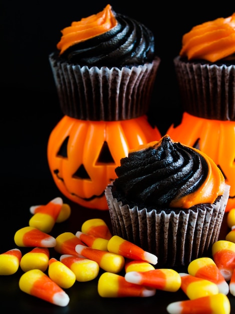 Halloween-Cupcakes verziert mit schwarz-orange gewirbeltem Zuckerguss.