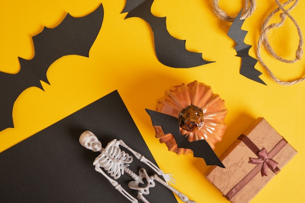 Halloween-Dekor und Geschenkboxen auf Gelb