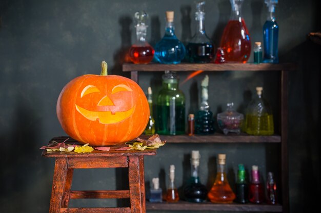 Foto halloween-dekoration mit kürbissen und zaubertränken im innenbereich