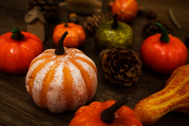 Halloween-Dekorationen Hintergrund Halloween Beängstigender Kürbischkopf auf einem Holztisch Halloween-Ferienkonzept