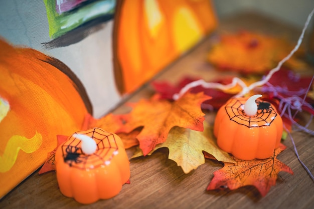 Halloween-Dekorationen Hintergrund Halloween Gruseliger Kürbiskopf auf Holztisch Halloween-Urlaub