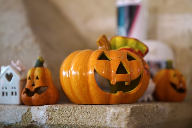 Halloween-Dekorationen mit Keramikkürbissen