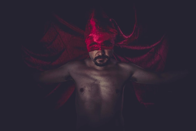 halloween, desnudo, hombre, en, grande, tela roja, sobre, el suyo, ojos