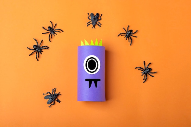 Halloween DIY y creatividad infantil. Instrucciones paso a paso: hacer un monstruo morado con un tubo de rollo de papel higiénico. Step2 terminó el trabajo. Artesanía para niños. Reciclaje de reutilización ecológico.