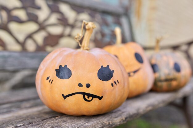 Halloween drei Kürbisse im Freien niemand auf alten Holzbank