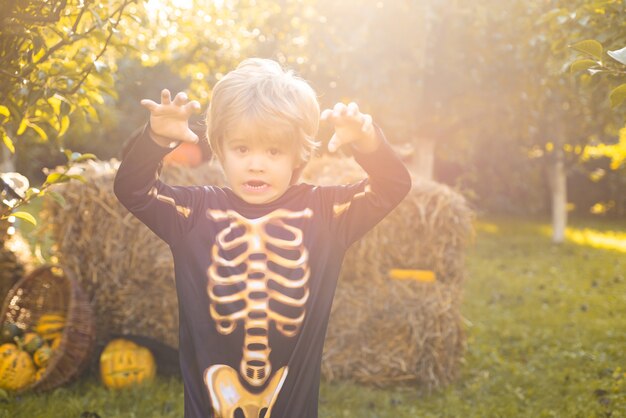 Halloween esqueleto niño halloween niños fiesta de disfraces niño feliz riendo en disfraz para halloween f ...