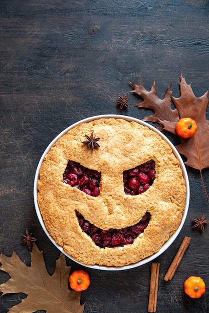 Halloween-Essen, Halloween-Kuchen, hausgemachte Halloween-Kuchen, Herbstthema, köstlicher hausgemachter Kirschkuchen für Halloween