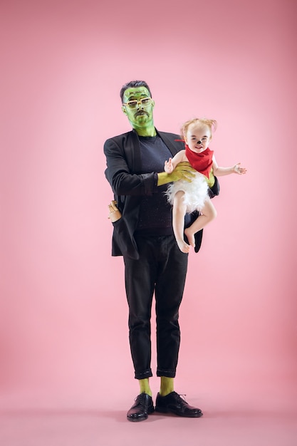 Halloween-Familie glücklicher Vater und Kindermädchen in Halloween-Kostüm und Make-up
