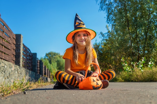 Halloween-Feiertag, Kindermädchen im Kostüm. Selektiver Fokus.