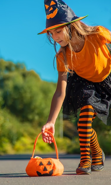 Halloween-Feiertag, Kindermädchen im Kostüm. Selektiver Fokus.