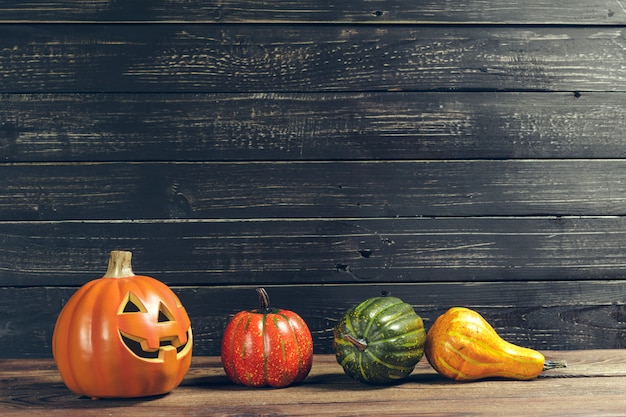 Foto halloween-feiertag mit kürbis auf holztisch