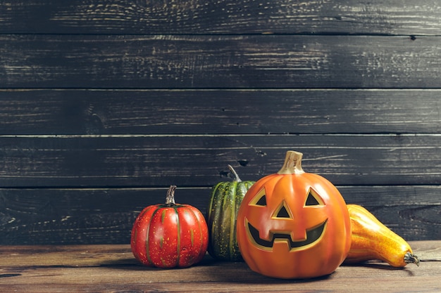 Halloween-Feiertagshintergrund mit Kürbis auf Holztisch