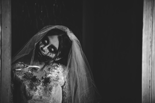 Foto halloween festival konzeptasiatische frau make-up geistergesichtbraut zombie charakterhorrorfilm tapete oder poster