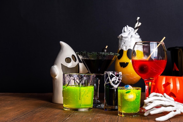 Halloween fiesta bar bebida festiva conjunto de varias bebidas alcohólicas coloridas cócteles sin alcohol bebidas con personajes de Halloween trajes manos decoración de vacaciones y símbolos